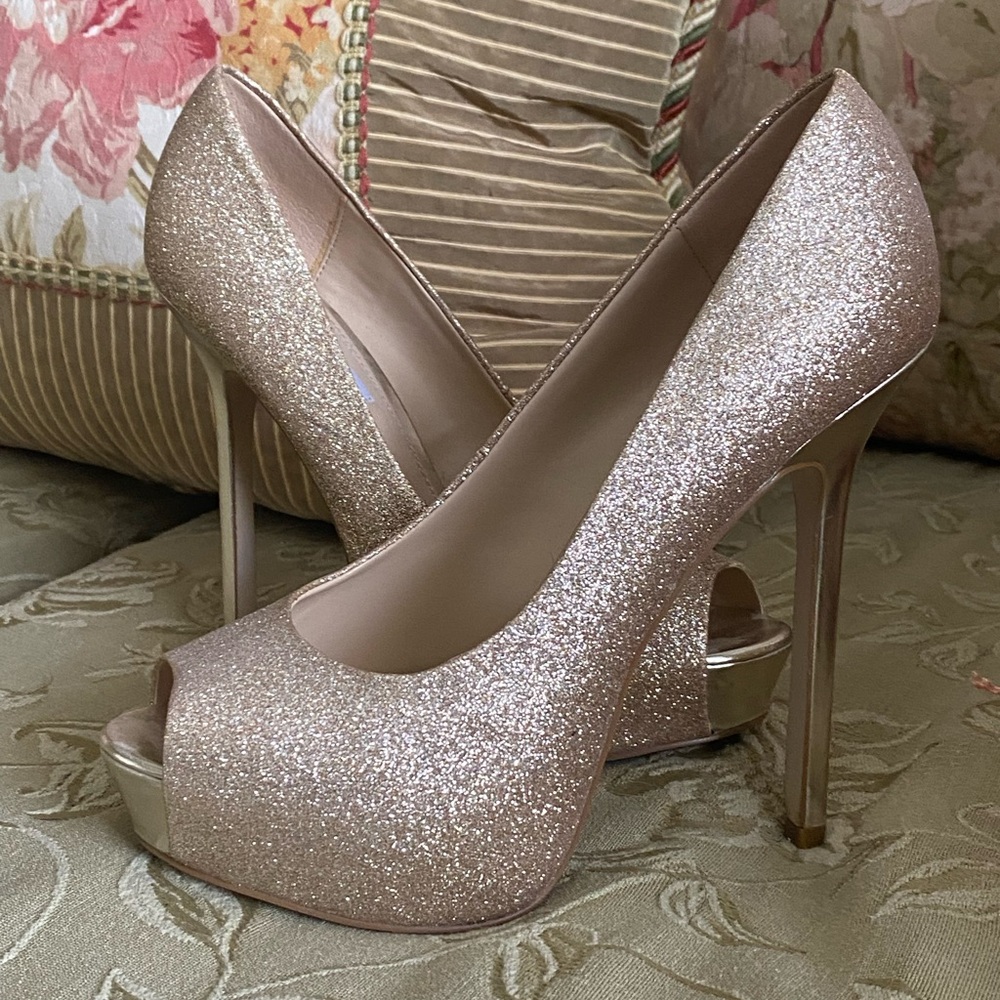 Elegant Gold Glitter Peep-Toe Heels Steve Madden. Size 8